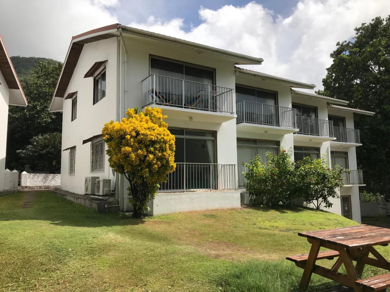 Michel Holiday Apartments Виктория Екстериор снимка